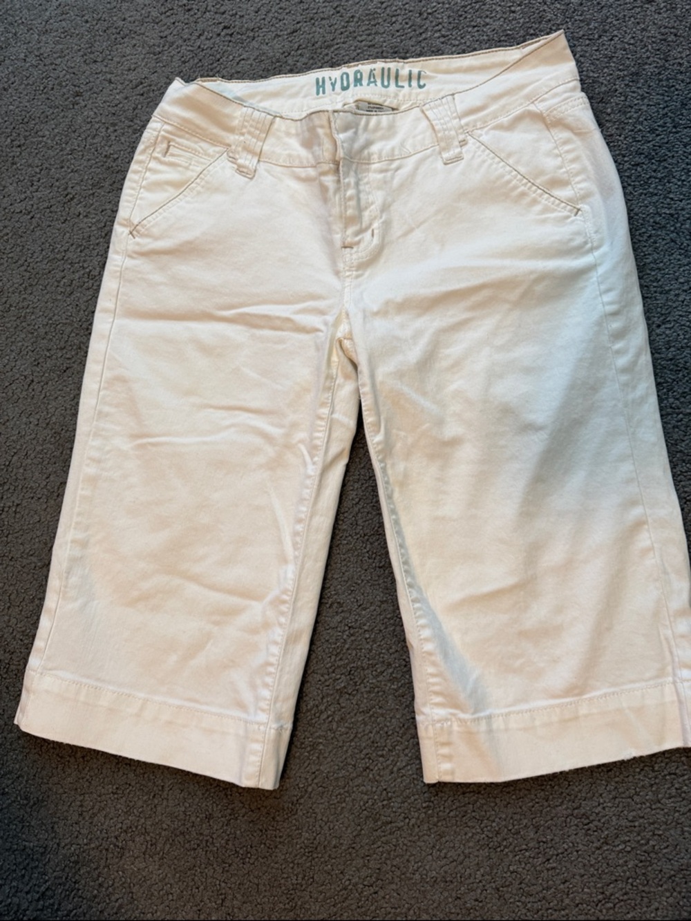 Hydraulic White Capri Pants